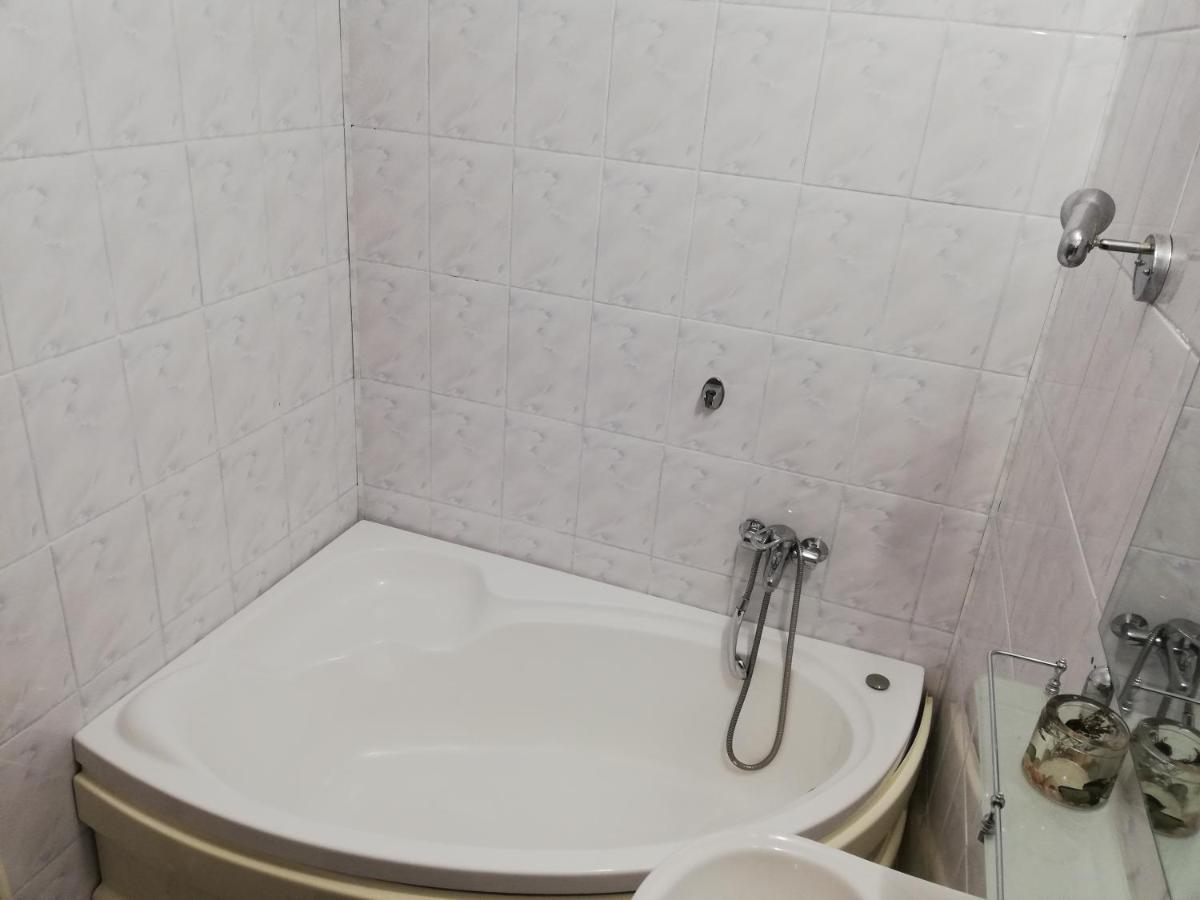 Апартаменты Valeria Apartament Онешти Экстерьер фото